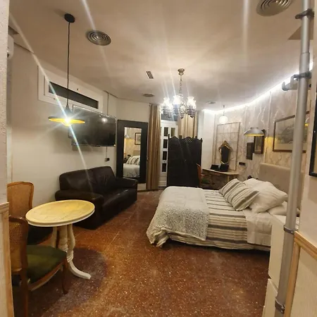 Mini House In Barcelona Is 35m2 Hébergement de vacances
